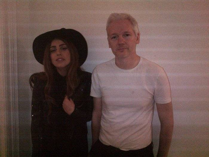 Lady Gaga va a trovare Julian Assange